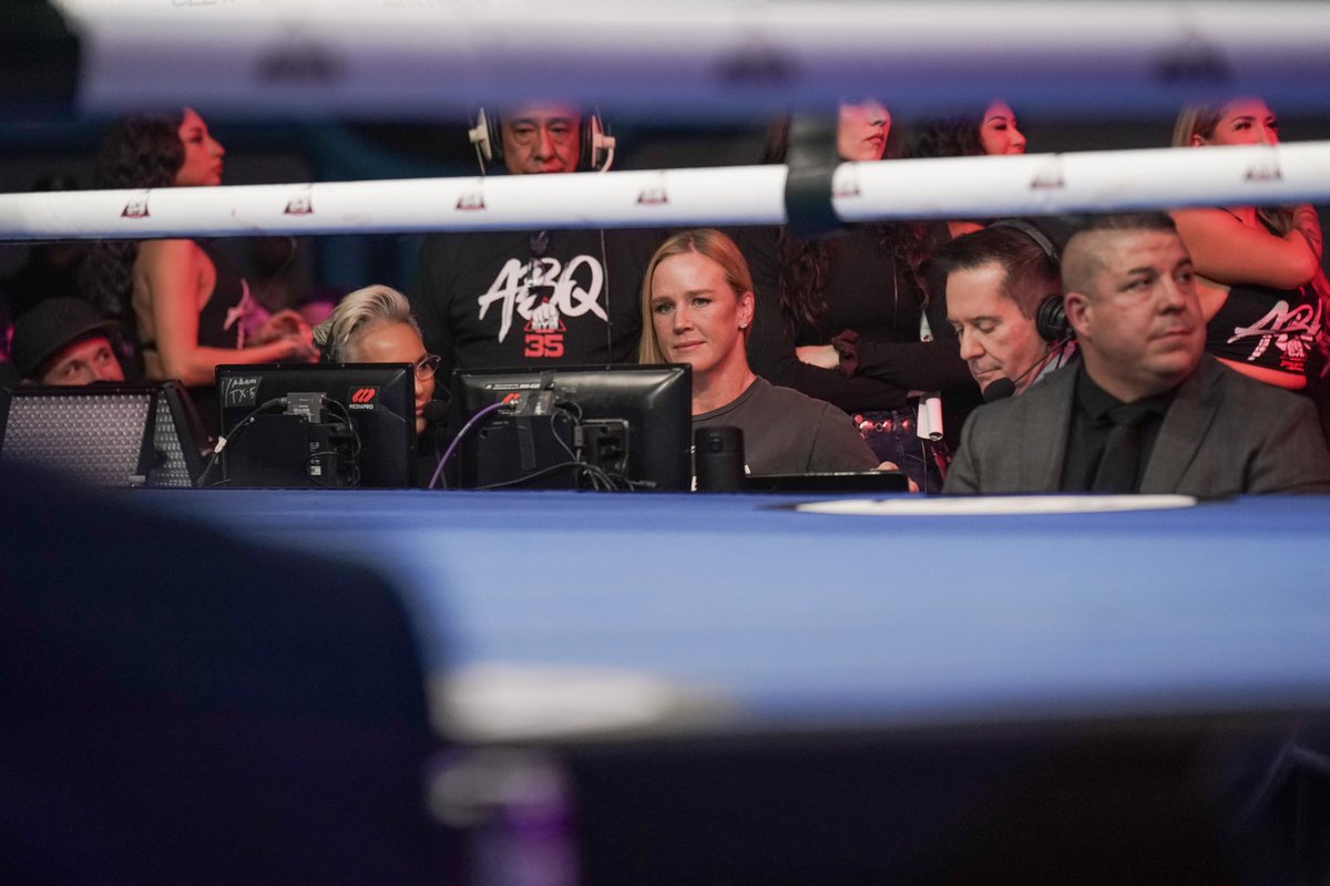 bkbbareknuckle's tweet photo. .@HollyHolm is in the house tonight with @GoldieOnTV and @ClaudiaTrejos ๐
#BYB35 #BYBExtreme #BareKnuckle https://t.co/7N0w5vIEBM