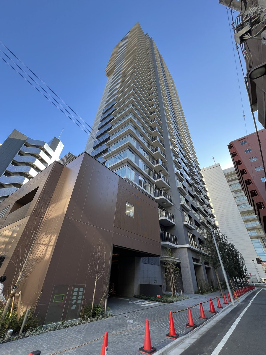 mansionretainer's tweet photo. 新宿御苑の管理業務ついでにパシャリしました。賛否ありますが、御苑一望できる部屋は最高ですよ😊

クラッシィタワー新宿御苑🗼 https://t.co/qkAiV6xiNg