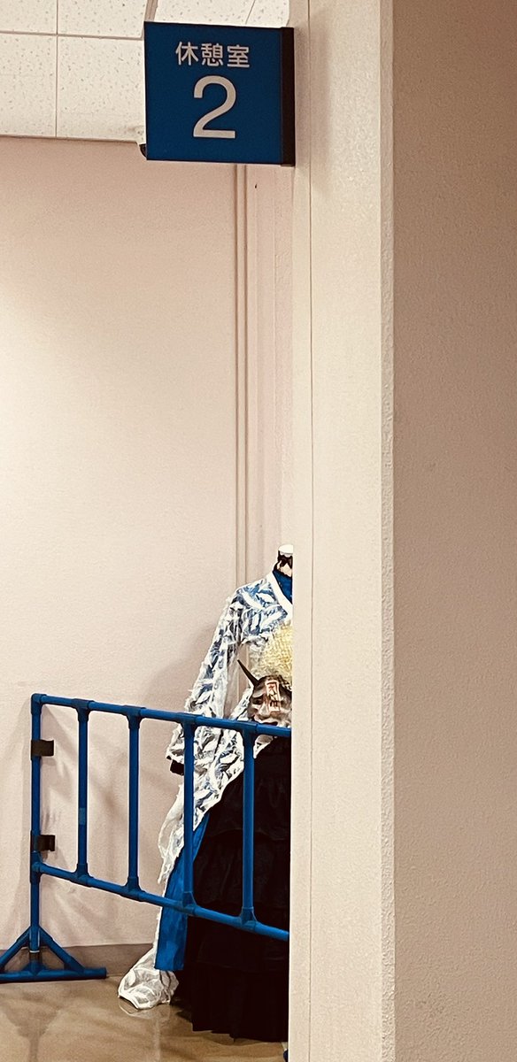 あっ、何か発見しましたよ！
見たことある衣装ですね！
明日のニューイヤーコンサートで展示されているようです。
「休憩室2」を探してくださいね(^_-)

#青鷹TV
#大洗高校 
#青鷹
#マーチング
#2025年
#ONI
#ニューイヤー