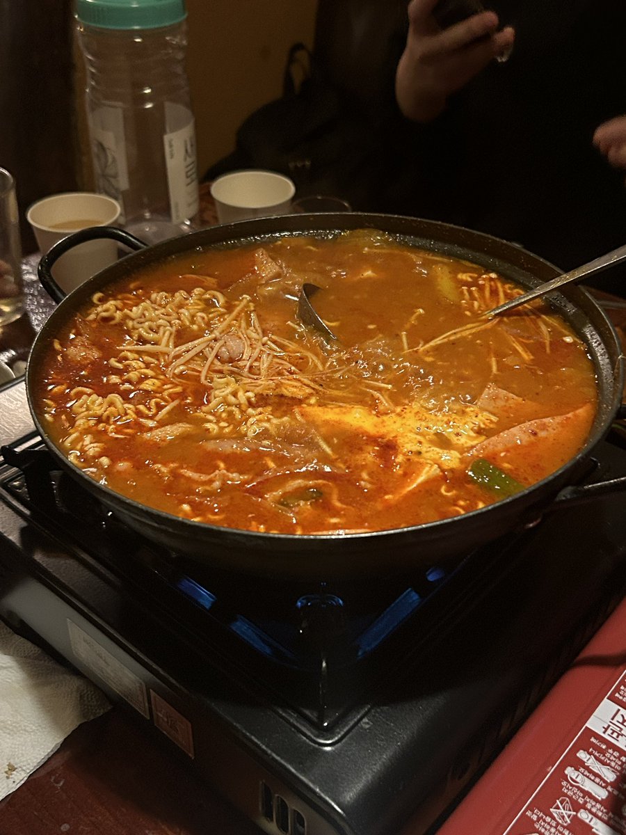 asap_gabe's tweet photo. 아..직장인의 최애 가게가..뺐겼다ㅋㅋㅋㅋㅋ
성수 흙과 나무 진짜 찐 우리 팀원들이랑 가서 부대찌개에 김치삼겹전에 청하 들이키던 곳이었는데, 요즘 모아이돌 방문으로 7:30부터 재료소진으로 사람을 안받게 되는 가게가 되버렸..🥲😂 https://t.co/CvNHkDdAHq