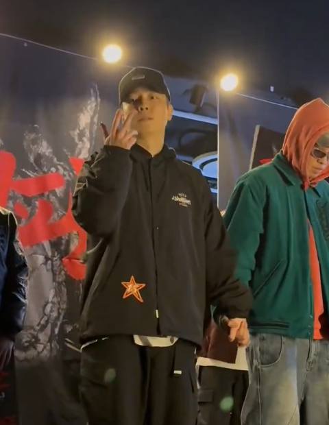 카운트다운 5부터 할 줄 알고 손가락 다섯 개 펼쳤다가
황급하게 3개로 바꾸는 고양이