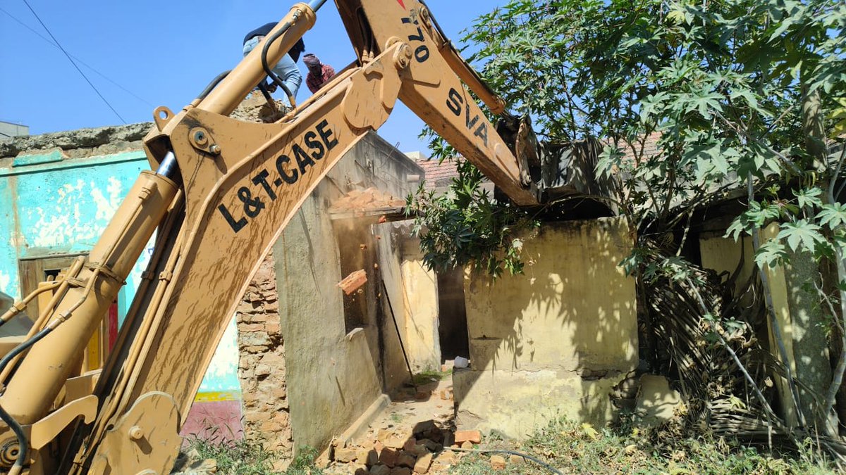 halairporttrfps's tweet photo. Traffic Advisory :-
Started demolition of buildings at s cross pannatur Railway bridge for Road widening, Traffic movement is very slow commuters please co-operate with us and plan accordingly, Thank you.@CPBlr @Jointcptraffic @DCPTrEastBCP @acpwfieldtrf @blrcitytraffic https://t.co/yLTKDPA1CW