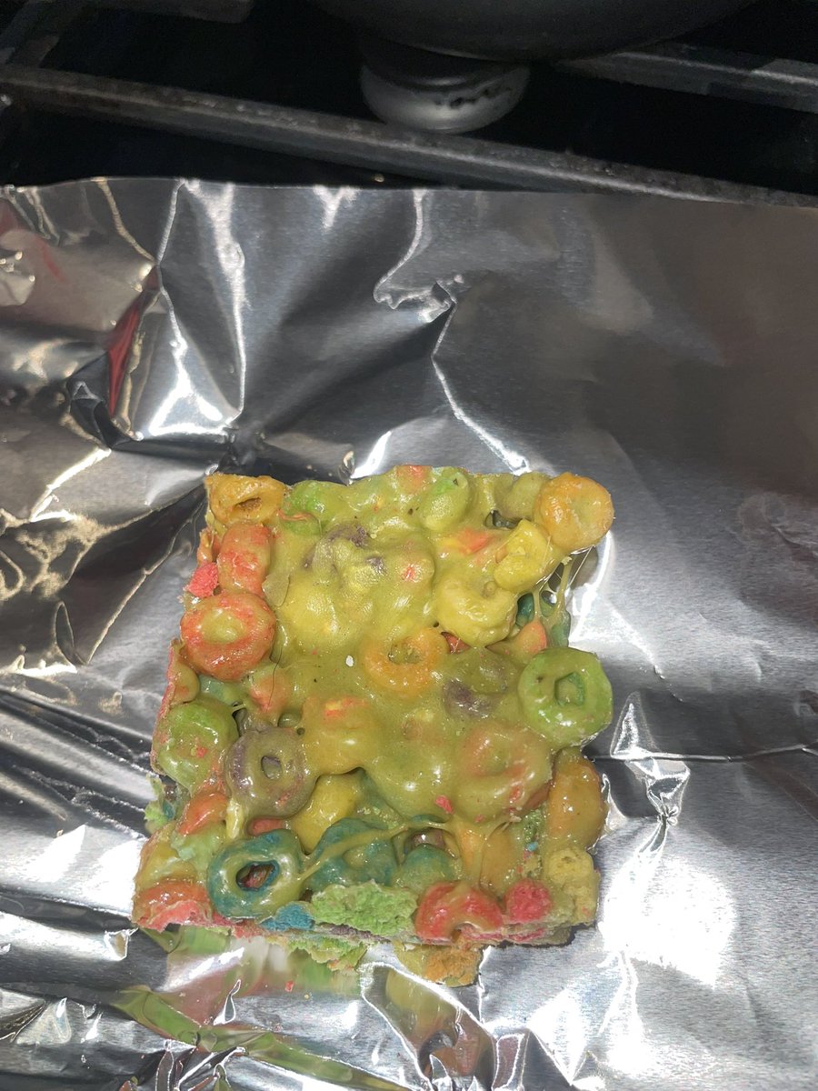 ShawnieSwisher's tweet image. pretty productive day, made sum cinnamon toast crunch edibles, fruit loops, thsn got some brownies baking rn all made with 7oz infused butter
#SMOKEDATSHIT