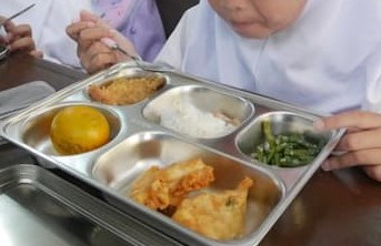 nh3aibrS1cwuaks's tweet photo. 「左の写真」
石破さんが支援を約束したインドネシアの無料給食。
「右の写真」
石破さんに放置された日本の約250円給食。 https://t.co/LHERKdvqgS