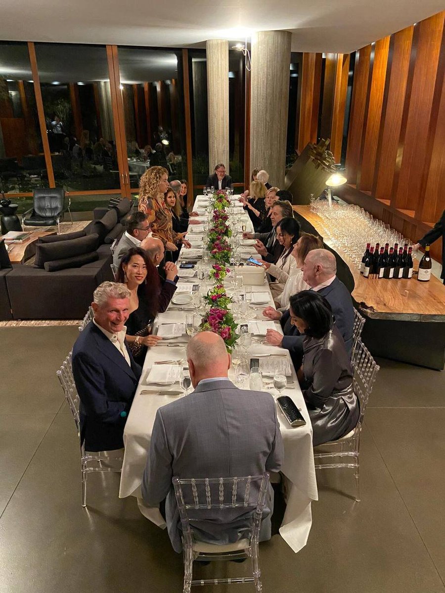 Bright lights, exquisite dresses, the party is a wonderful reason to decorate life into a feast