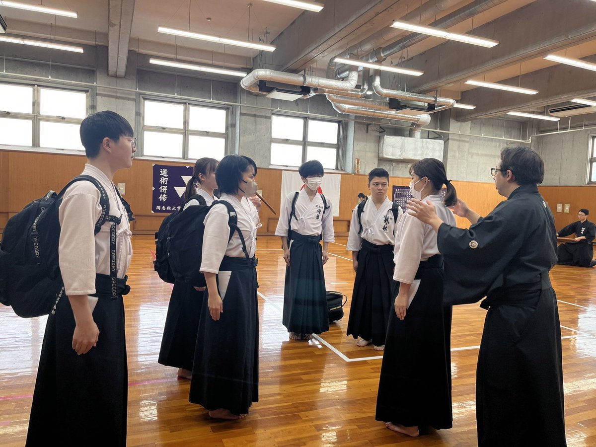 DOSHISHA_IAI's tweet photo. 最近の部活の風景を紹介します！

平日は京田辺と今出川に分かれて稽古を行っています✨
土曜日は部員全員で京田辺の道場に集います！
監督方もいらっしゃってくださるので、とても実りのある稽古です😳

#居合道　#体育会　#春から同志社　#春から同志社女子　#刀　#日本刀　#スポーツ　#部活��� https://t.co/7D3Mf9GpHD