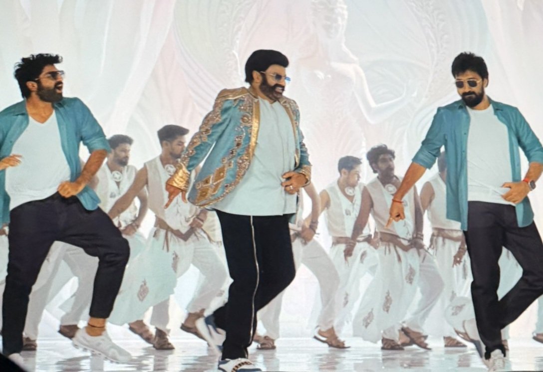 manjukn47's tweet photo. .@dirbobby &amp; #ShekharMaster shake a leg in #DabidiDibidi song with Balayya 🕺🕺🕺💥

#DaakuMaharaaj 🪓 #DaakuMaharaj
#DirectorBobby https://t.co/m857NzYRR6