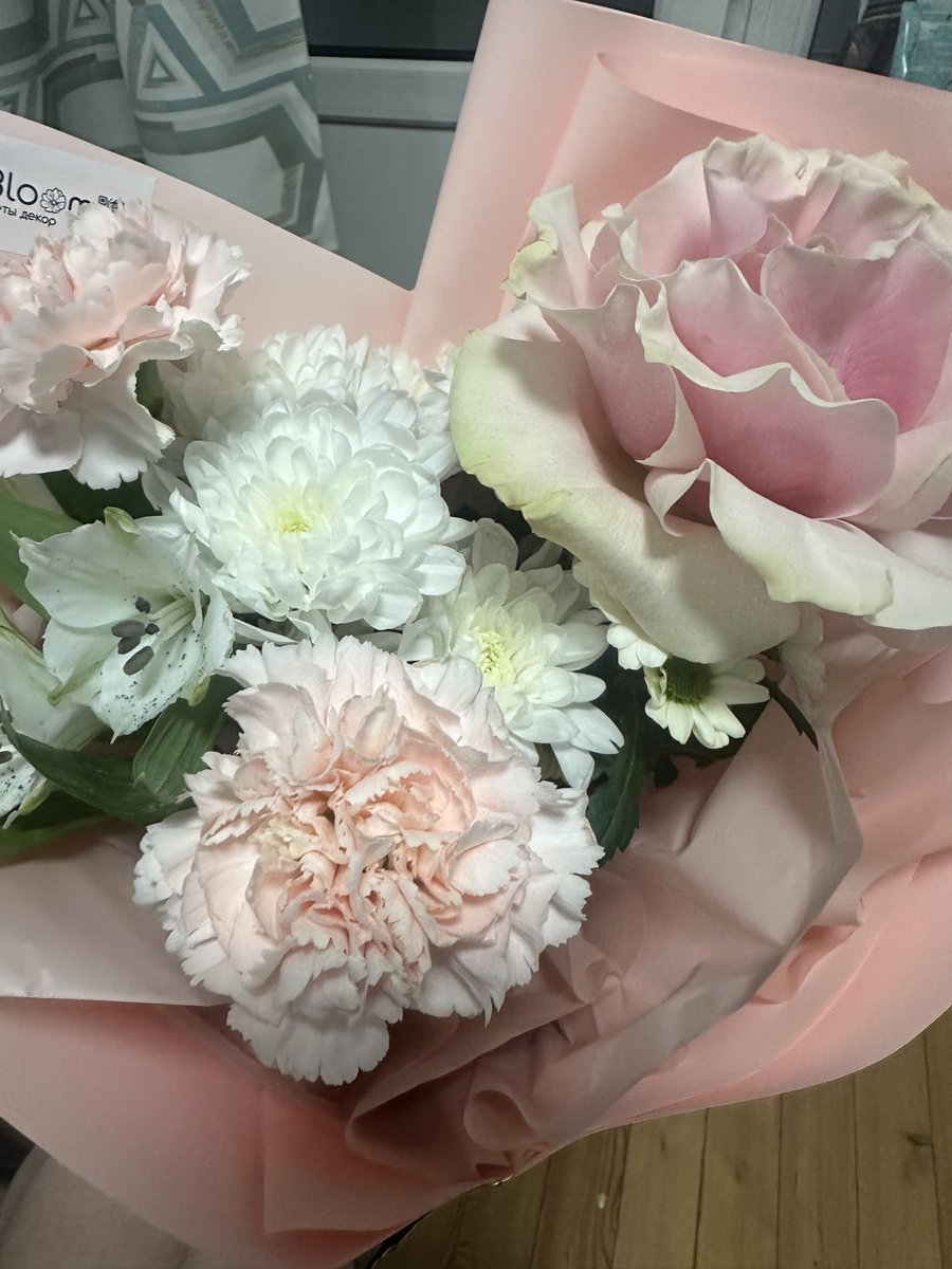 кто-то мне второй раз отправляет анонимные цветы