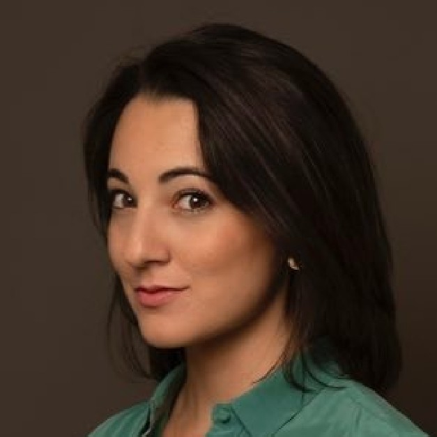 gauchecaca's tweet photo. Cette sémillante jeune femme s'appelle Ivanne Trippenbach, journaliste au Monde.
Et comme le Monde est devenu un torchon de gauche, Ivanne a voulu espionner les obsèques de Jean-Marie Le Pen, sans doute pour repérer qui pouvait assister à un enterrement d'"extrême droite".
Elle ne l'aurait sans doute pas fait pour une personnalité de gauche car à gauche on respecte les gens ...de gauche.
En outre, si vous vous faites virer par des gauchistes, vous risquez quelques coups de poing, femme ou pas.
