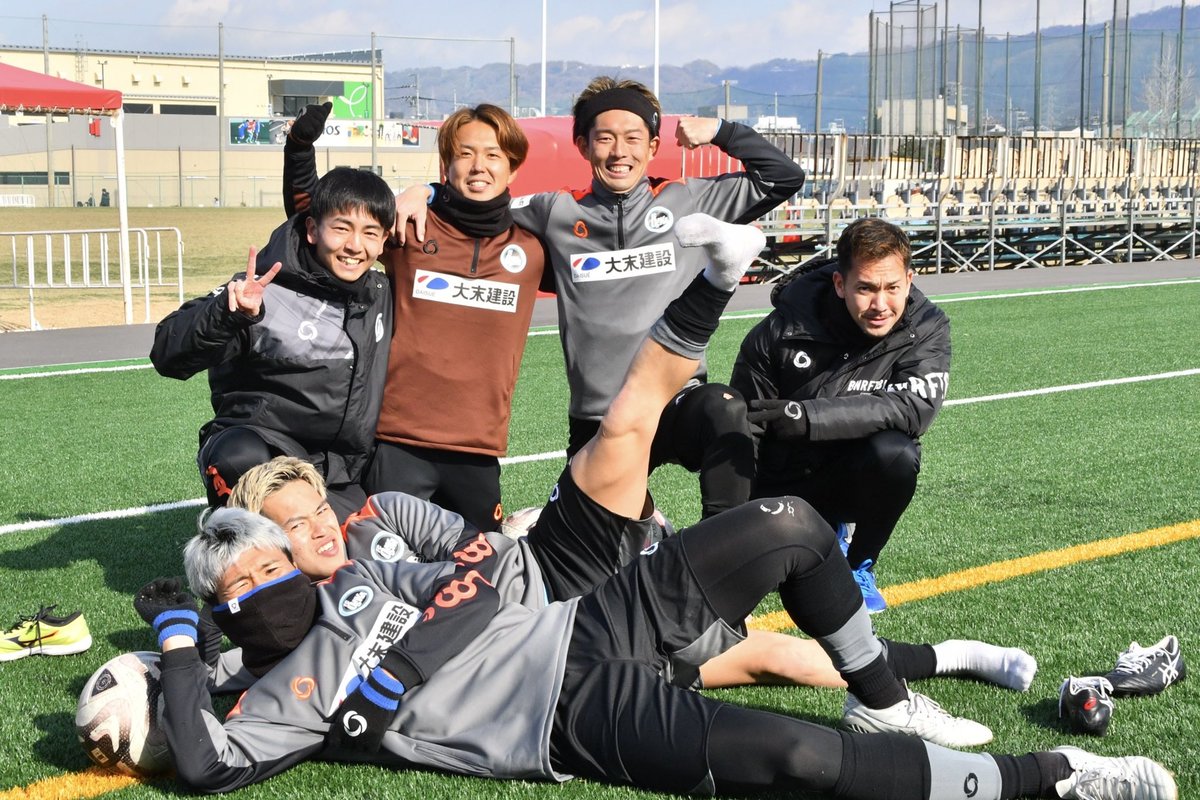 FCosakaOfficial's tweet photo. 𝗰𝗮𝗻𝗱𝗶𝗱 𝗽𝗵𝗼𝘁𝗼📸🩵

全体練習後、フィジカルトレーニングに励んでいたメンバー💪🔥

コーチングスタッフ陣も選手と共にハードワークしていました😁👍

#FC大阪 #fcosaka #J3 #東大阪 https://t.co/sgStzvfRiI