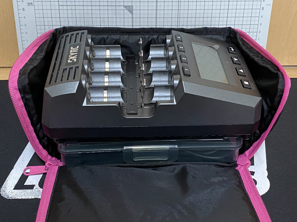 osabz_mini4wd's tweet photo. コレならギリ逝ける🙌
ダ◯ソーで良さげなケース見つけるも高さがあと2mm足らん感じ…
フタがパンパン😅
#コンパクトバッグ
#SKYRC
#MC3000
#ACDCアダプター
#ダイソー #タックルギアケース https://t.co/RmruAOgRUV