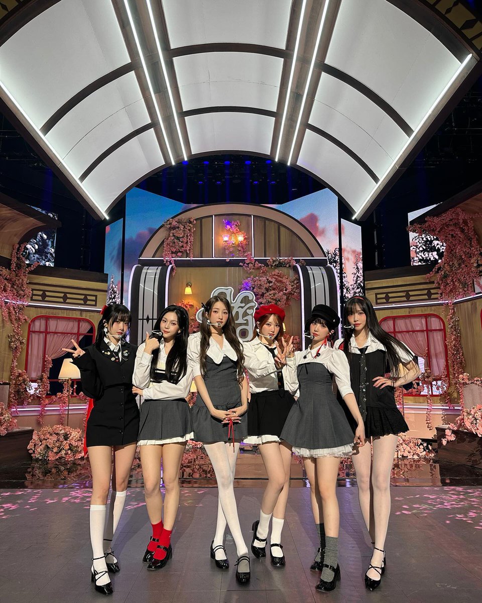 Ste_gOsH930's tweet photo. GFriend in music shows complete✨ the set, outfit and makeup were all amazing for this era❤️‍🔥 now please get plenty of rest before the concert next week, all of you did a great job🥹

🫳🏻🫳🏻🫳🏻🫳🏻🫳🏻🫳🏻
🦊🐥🐰🐶🐱🐹 https://t.co/kuewlVFqrC