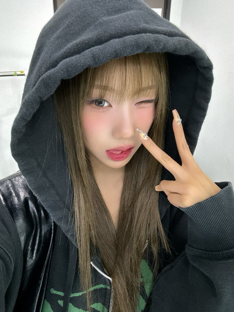 saejungzfeed's tweet photo. jungeun wearing saebi’s clothes in this🥹

🐯 stealing bokdungie's (saebi’s) clothes to wear 😘🍑 https://t.co/ed4fgDqPaH