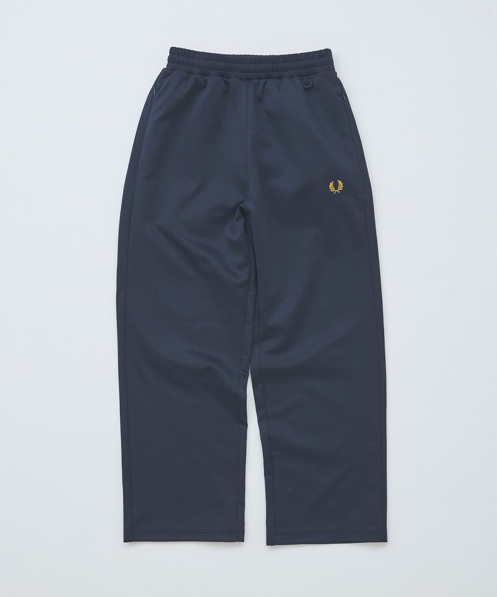 S_HangerLuck's tweet photo. 先日ご紹介した人気コラボ𐂂
FRED PERRY x JOURNAL STANDARD
別注トラックパンツカッコいい..🌲

サイドテープと裾のリブを無くして、スラックスの様な上品な佇まい。ソリッドな仕上がりでロゴが映えるデザインがGood◎ https://t.co/pWtdplfNzR