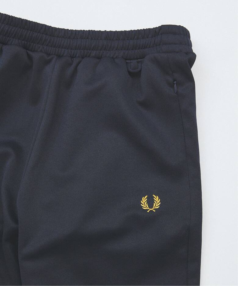 S_HangerLuck's tweet photo. 先日ご紹介した人気コラボ𐂂
FRED PERRY x JOURNAL STANDARD
別注トラックパンツカッコいい..🌲

サイドテープと裾のリブを無くして、スラックスの様な上品な佇まい。ソリッドな仕上がりでロゴが映えるデザインがGood◎ https://t.co/pWtdplfNzR