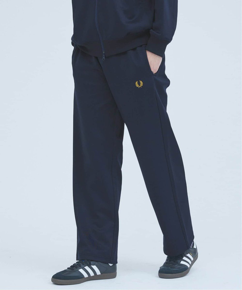 S_HangerLuck's tweet photo. 先日ご紹介した人気コラボ𐂂
FRED PERRY x JOURNAL STANDARD
別注トラックパンツカッコいい..🌲

サイドテープと裾のリブを無くして、スラックスの様な上品な佇まい。ソリッドな仕上がりでロゴが映えるデザインがGood◎ https://t.co/pWtdplfNzR