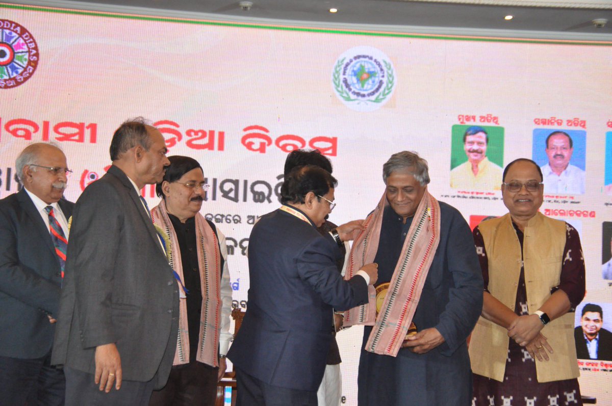 Honored to receive the Ratnashri Puraskar from the <a href="/WorldOdishaS/">World Odisha Society</a>  during #PrabasiOdiaDibas2025 for my contributions to Odishan heritage &amp; society under <a href="/INTACHIndia/">INTACH</a> 
Grateful for the recognition presented by <a href="/dr_kcmahapatra/">Dr. Krushna Chandra Mahapatra</a> , Minister for Urban Development. #OdiaPride #Heritage