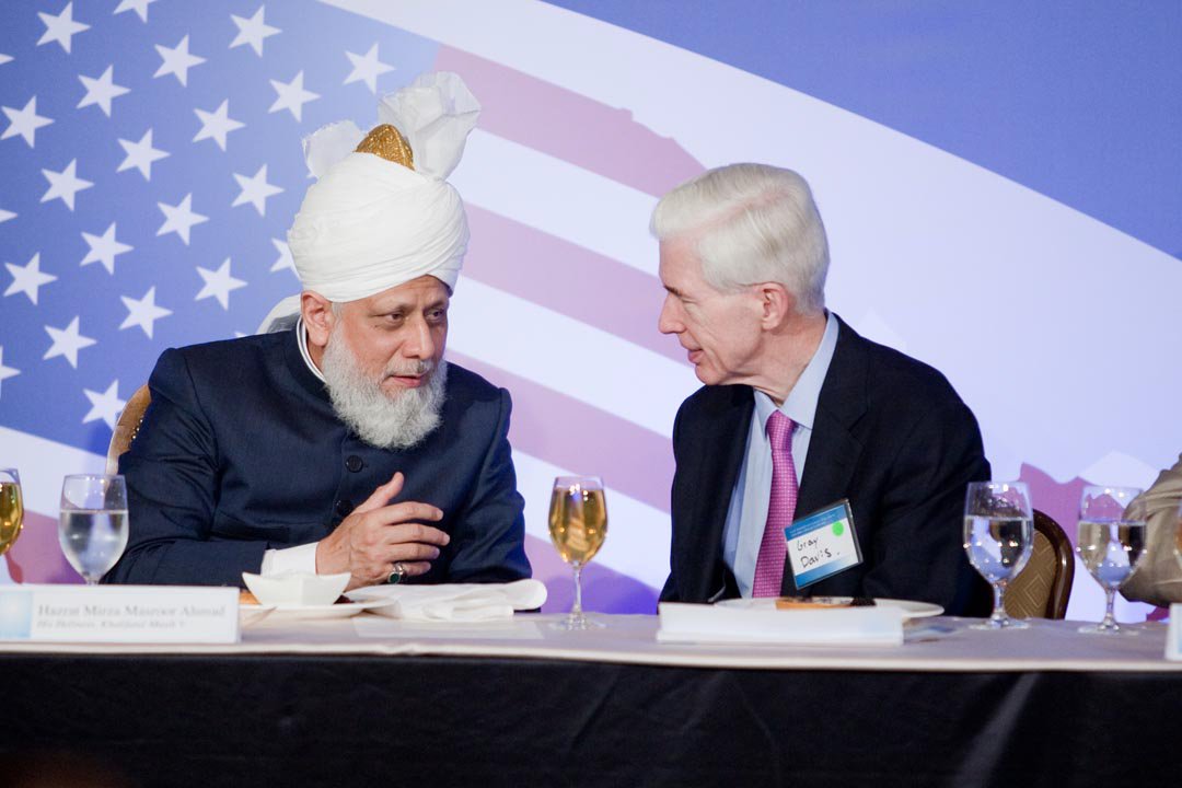 Bhatmurtaza_19's tweet photo. ❤️ Our sect is the standard bearer for peace, reconciliation and harmony, which is why our motto is "Love for All, Hatred for None."
~Hazrat Mirza Masroor Ahmad (atba)
#PeaceOverWar https://t.co/t5nsnIqY3R