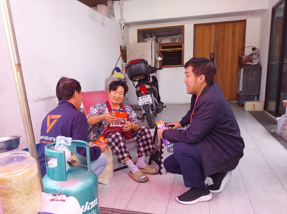 Tang_9na's tweet photo. พาผู้สมัคร สจ.ลงพื้นที่แนะนำตัวที่เคหะปากเกร็ดครับ ขอฝากเบอร์ 2 หน่อย ชาตรี เมตตานันท์ อดีตผู้ช่วยผม ละเอียด ทำงานไว ใส่ใจต่อเนื่อง 1 กุมภา 68 ครับผม #ทนายแตง #เลือกตั้งอบจ #นนทบุรี #พรรคประชาชน https://t.co/j5JE0Ezhol