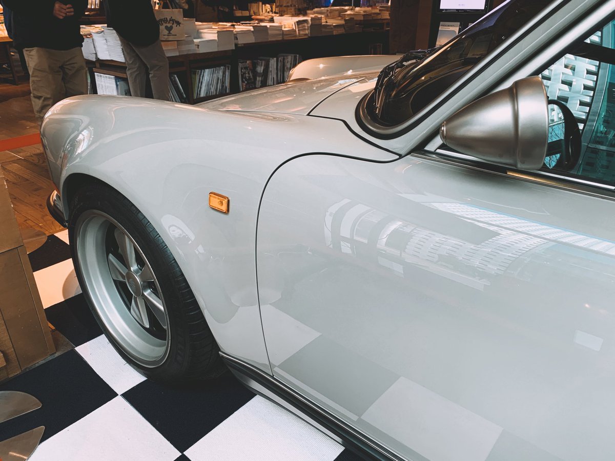 feebly_'s tweet photo. ハァ〜カッコええ😍
@DT_car @Makeup_seisaku #Singer964 #singervehicledesign https://t.co/U2Q99Qf0pD