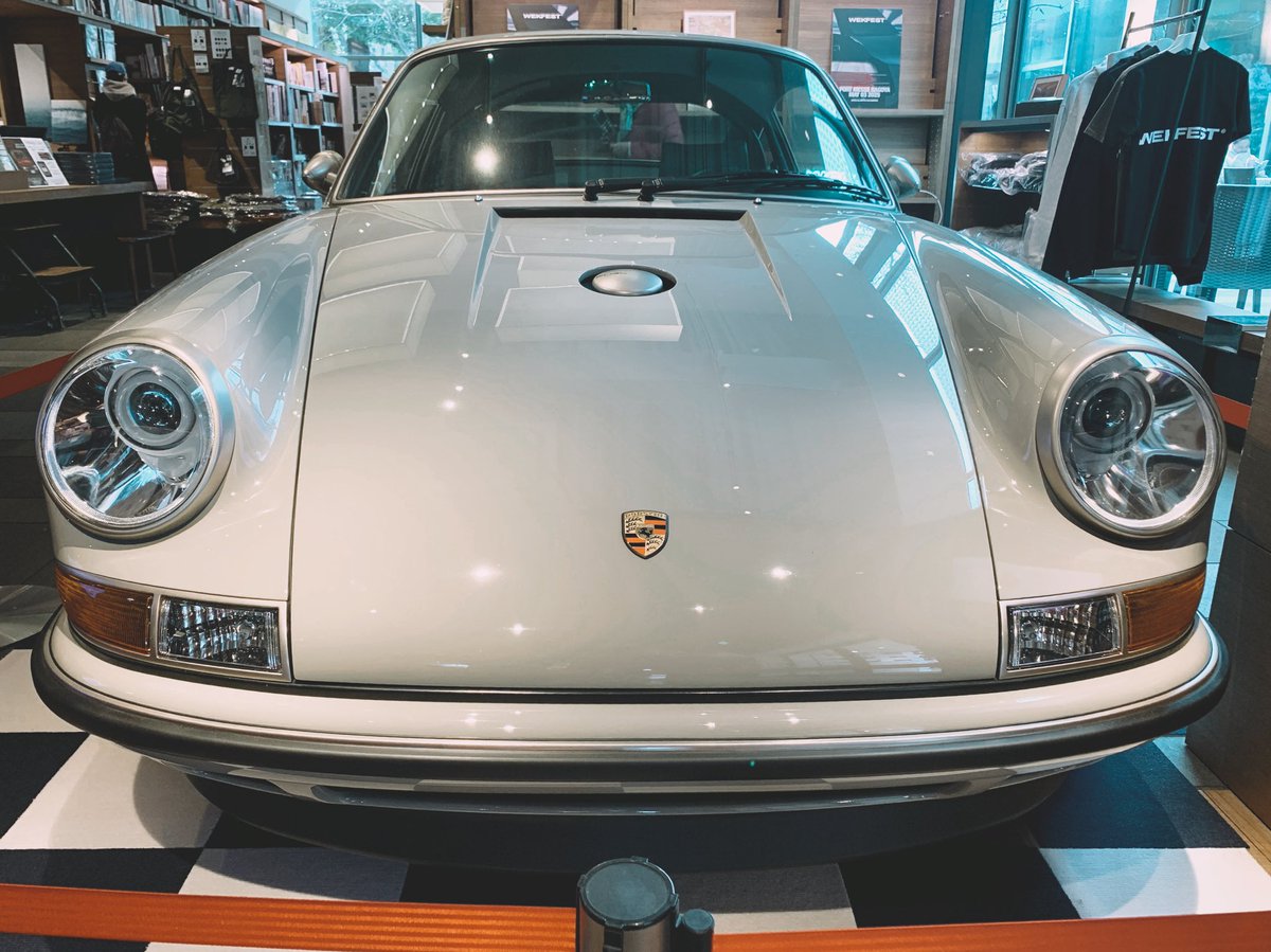 feebly_'s tweet photo. ハァ〜カッコええ😍
@DT_car @Makeup_seisaku #Singer964 #singervehicledesign https://t.co/U2Q99Qf0pD
