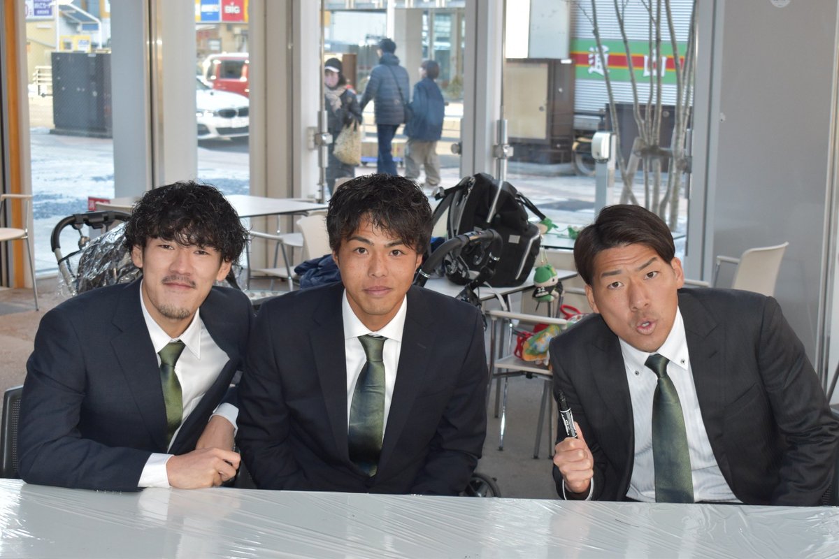 8 #音泉翔眞 <a href="/otoizumi_0707/">音泉 翔眞</a> 
9 #澤上竜二 <a href="/soccer_ryuji10/">澤上竜二</a> 
11 #雪江悠人 <a href="/mfcmjrssc/">雪江 悠人/Hiroto Yukie</a> 

#ヴァンラーレ八戸