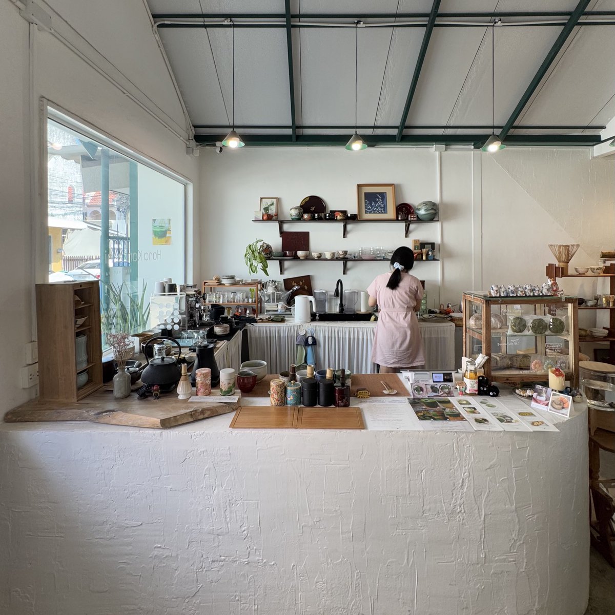 placestwogo's tweet photo. ช่วงนี้มัทฉะกำลังมาแรง อยากมาแนะนำร้าน Hana Kanzashi Home Matcha แถวเลียบด่วนที่เราไปแวะมา 2 รอบแล้วติดใจจจ เป็นร้านเล็กๆ บรรยากาศโฮมมี่ มีชาให้เลือกหลายแบบ รวมไปถึงขนมด้วย ส่วนตัวคือติดใจเมนูที่เป็นมัทฉะกับไอติมมะพร้าวของที่นี่มากๆ ลองมาครบทุกอย่างแล้ว อร่อยมากจริงงง แนะนำสุดๆ สำหรับ green tea (& coconut) lovers💚🤍
#รีวิวคาเฟ่ #PlacestwoGo