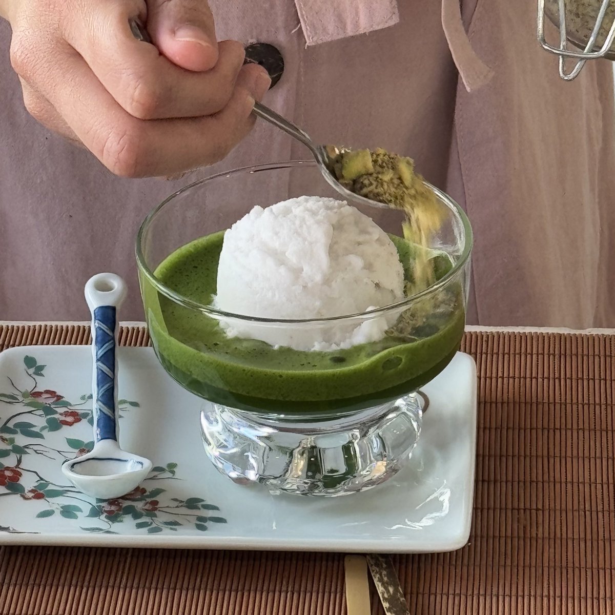 placestwogo's tweet photo. ช่วงนี้มัทฉะกำลังมาแรง อยากมาแนะนำร้าน Hana Kanzashi Home Matcha แถวเลียบด่วนที่เราไปแวะมา 2 รอบแล้วติดใจจจ เป็นร้านเล็กๆ บรรยากาศโฮมมี่ มีชาให้เลือกหลายแบบ รวมไปถึงขนมด้วย ส่วนตัวคือติดใจเมนูที่เป็นมัทฉะกับไอติมมะพร้าวของที่นี่มากๆ ลองมาครบทุกอย่างแล้ว อร่อยมากจริงงง แนะนำสุดๆ สำหรับ green tea (& coconut) lovers💚🤍
#รีวิวคาเฟ่ #PlacestwoGo