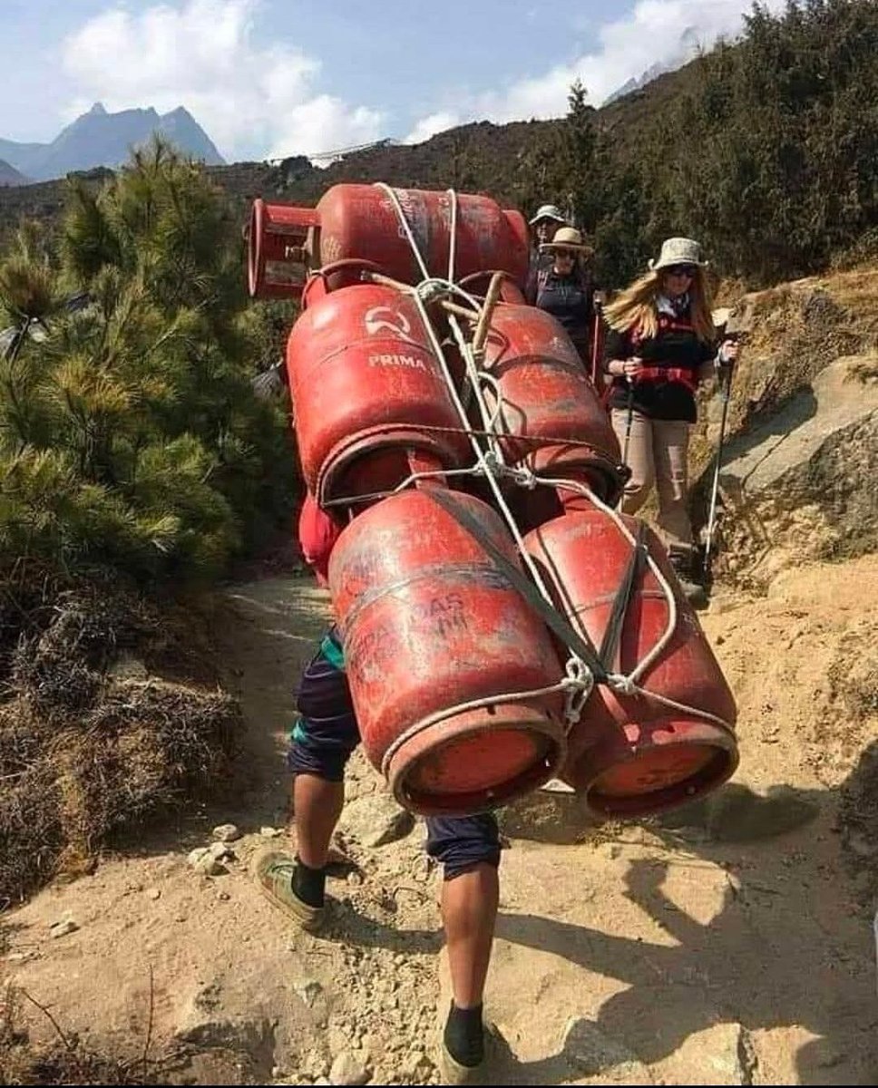 Manoj kumar jangir (@manojjangir7213) on Twitter photo मिलिए उत्तराखंड के पहाड़ी हल्क मोहन सिंह नेगी से 
5 k.m. की खड़ी चढ़ाई चढ़कर गांव वालों का सिलेंडर उनके घर तक छोड़ते हैं और जब खाली सिलेंडर होते हैं तो 15 सिलेंडर नीचे को लेकर जाते हैं एक साथ, गांव वाले एक सिलेंडर का उनको ₹200 देते हैं बहुत ही कड़ी मेहनत करते हैं मोहन सिंह नेगी मिलिए उत्तराखंड के पहाड़ी हल्क मोहन सिंह नेगी से 
5 k.m. की खड़ी चढ़ाई चढ़कर गांव वालों का सिलेंडर उनके घर तक छोड़ते हैं और जब खाली सिलेंडर होते हैं तो 15 सिलेंडर नीचे को लेकर जाते हैं एक साथ, गांव वाले एक सिलेंडर का उनको ₹200 देते हैं बहुत ही कड़ी मेहनत करते हैं मोहन सिंह नेगी