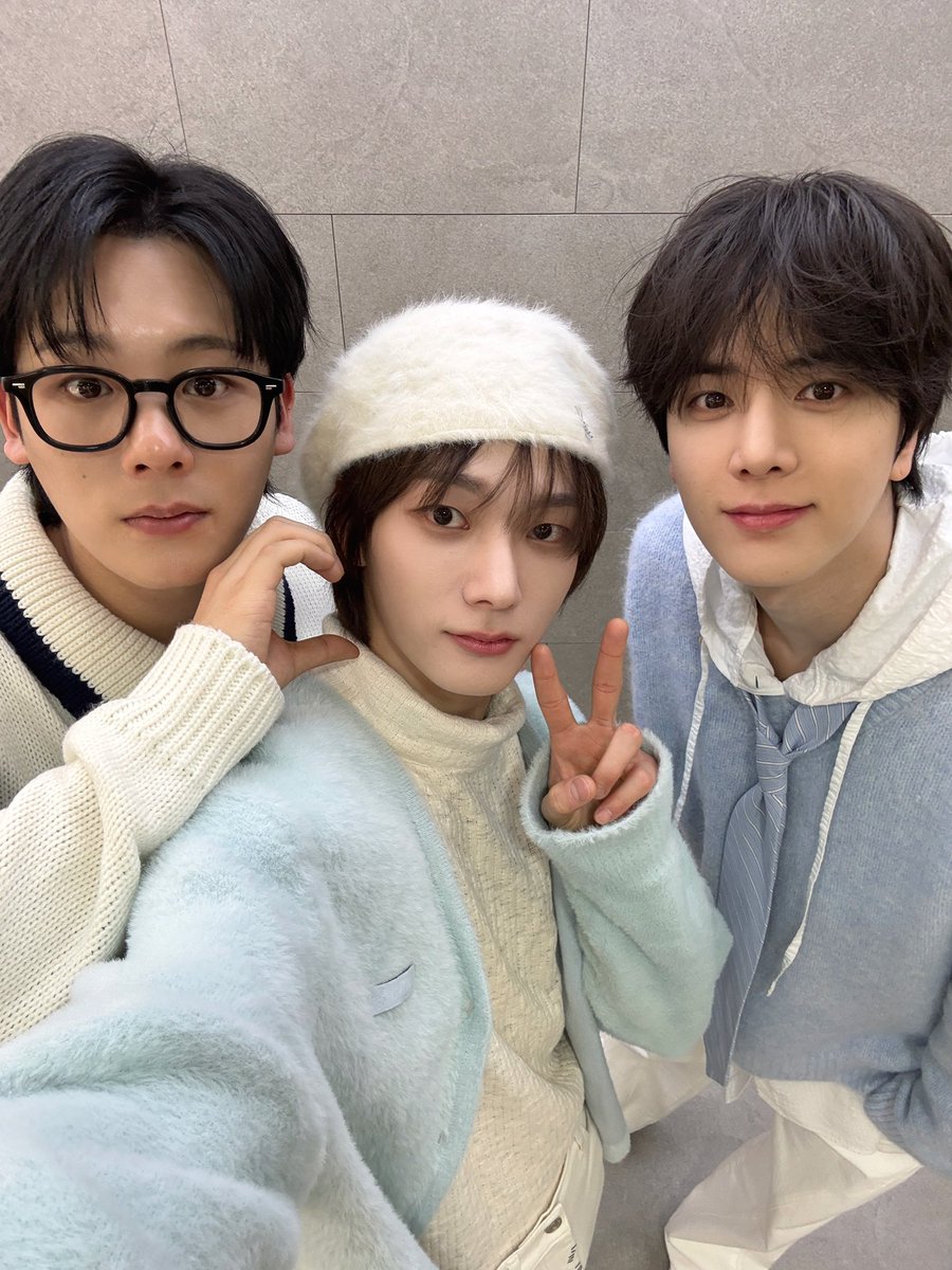 🚪똑똑똑..
누구니?
성호예용 ෆ₍˄·͈༝·͈˄₎ฅ
성호구나.ᐟ .ᐟ 넌 두드릴 필요가 없단다🩵
모두가 알럽유하는 성호 덕분에 
더 행복했던 새해 첫 음악중심.ᐟ 
언제든 문 활짝 열고 또 놀러와 주세요♡

#THEBOYZ #영훈 <a href="/THEBOYZ_officl/">더보이즈 (THE BOYZ)</a>
#이정하 <a href="/NAMOOACTORS2004/">NAMOOACTORS</a>
#BOYNEXTDOOR #성호 <a href="/BOYNEXTDOOR_KOZ/">BOYNEXTDOOR</a>