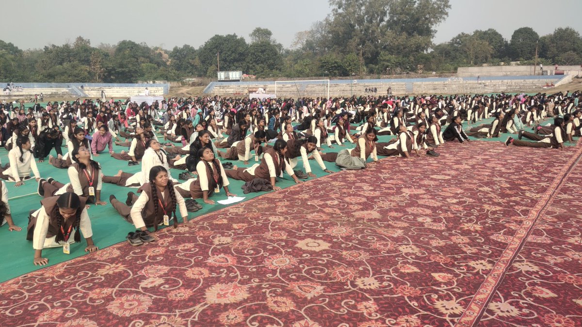 PROJSBalaghat's tweet photo. #बालाघाट
युवा दिवस पर स्थानीय मुलना स्टेडियम में विद्यार्थियों के साथ परिजन भी हुए सूर्य नमस्कार में शामिल। #CMMadhyaPradesh #JansamparkMP #MP_DSYW
#yuvadiwas #mintechnicalmp
#स्वामी_विवेकानंद_युवा_शक्ति_मिशन #युवा_शक्ति_मिशन_MP https://t.co/xQddFUNtTV