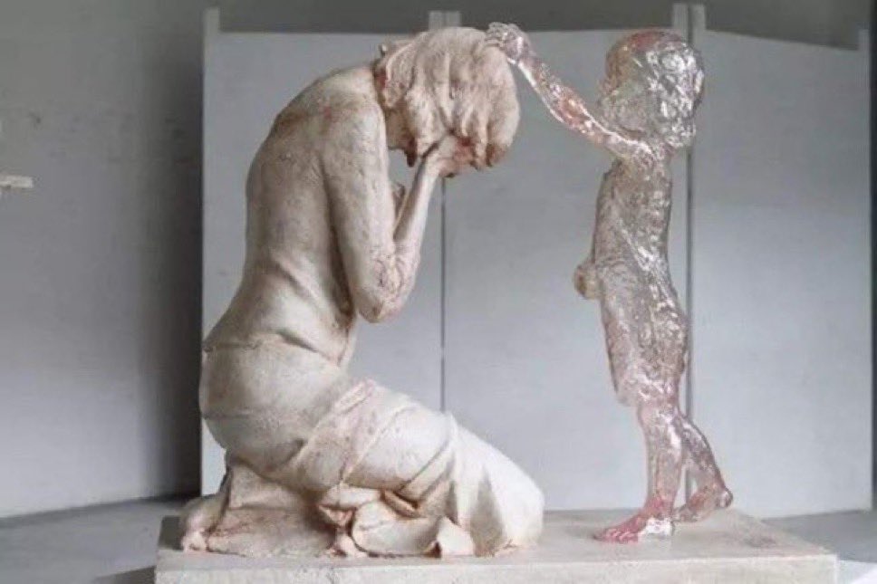 porlavida2014's tweet photo. "El niño que nunca nació", escultura realizada por #MartinHudacek en homenaje a los niños que murieron antes de nacer. 
#SiAlaVida https://t.co/QjGUjvisqb