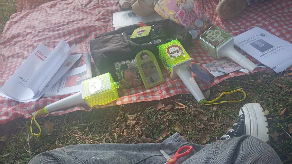 remilvs_'s tweet photo. Hola estamos buscando a renchinas peruanas para hacerle un panel y un picnic a renjun por su cumpleaños, ya somos 16 y mientras más personas somos se reduce el costo, si alguien está interesado me avisa hoy comenzamos el primer proyecto 🥹🥹 https://t.co/1b0KjDjL5P