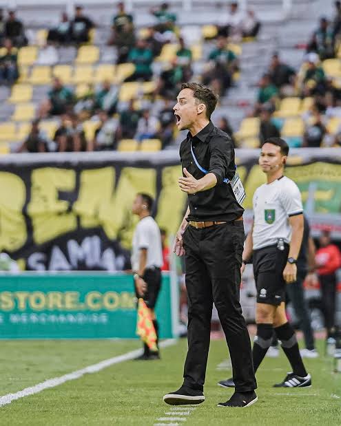 Paul Munster (pelatih Persebaya):

"Saya harap PSSI mau mendengar, saya ingin bisa bertemu dengan Erick Thohir. Sebagai ketua umum dan komite wasit PSSI, saya ingin berbicara dengannya bahwa liga ini levelnya menurun."

📝Olahbolacom