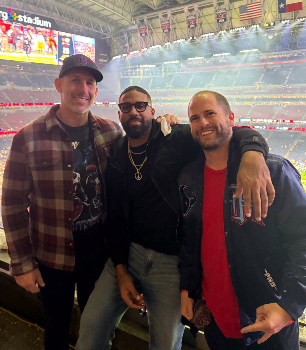 Awesome to catch up with Texans legends <a href="/ArianFoster/">feeno</a> <a href="/owendaniels/">Owen Daniels</a> at the playoff W. Two guys who helped pave the way for the franchise. What a wild game. Go Texans