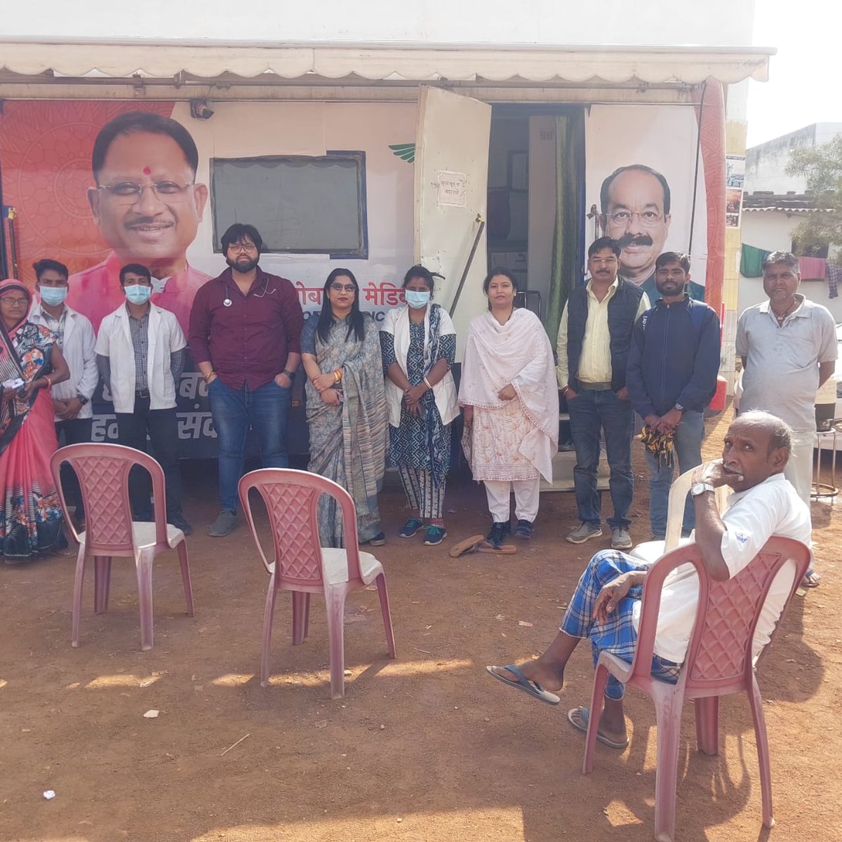 NagarJamul's tweet photo. माननीय मुख्यमंत्री एवं उपमुख्यमंत्री जी के मार्गदर्शन से मुख्य नगर पालिका अधिकारी के द्वारा मुख्यमंत्री स्लम स्वास्थ्य योजना का निरीक्षण  किया जा रहा है।
#संवर_रहा_छत्तीसगढ़
#SushasanKaekSaal
@ChhattisgarhCMO @UrbanCGOfficial #urbanchhattisgarh #SwachhBharat https://t.co/hUbCHfbFOJ