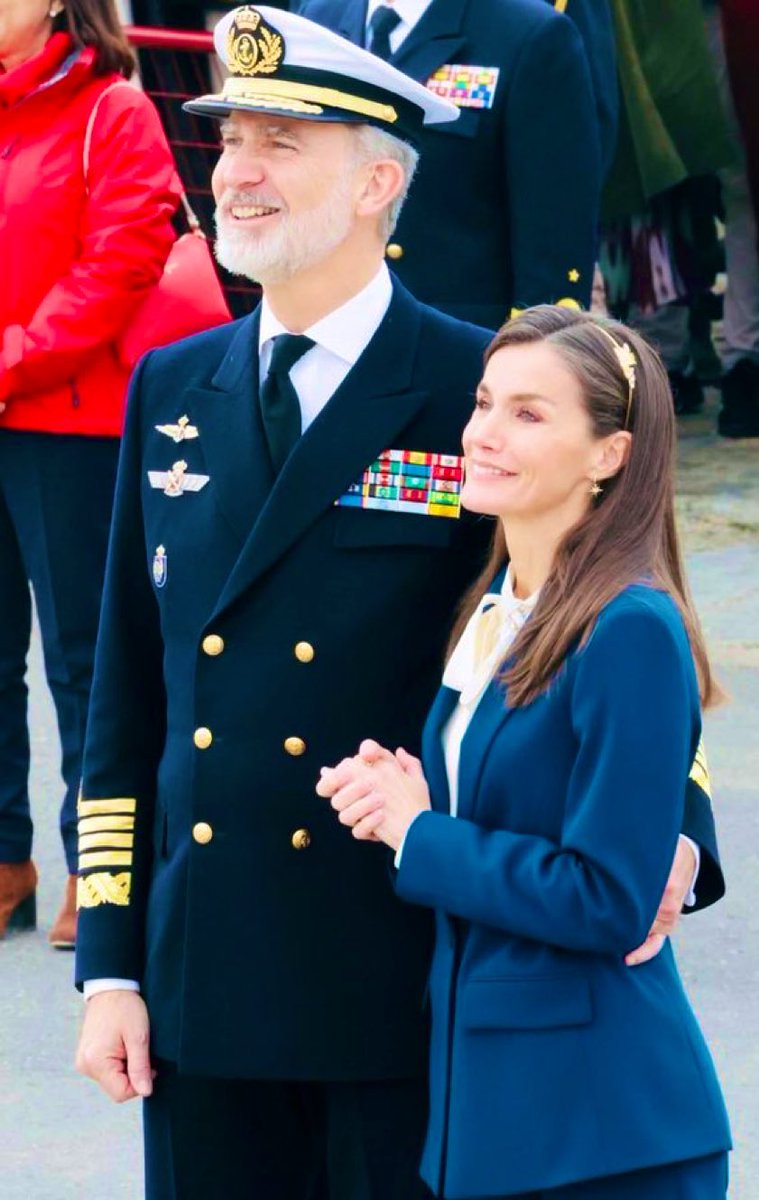 PatitaSiso's tweet photo. Padres cómplices y orgullosos. Me quedo con esto.
Vientos favorables y mares propicios, Princesa!
#VERDE 👑🇪🇸
#PrincesaLeonor
#JSElcano https://t.co/KRVRIuDmHi