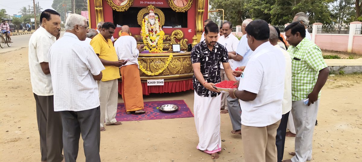 sathi249's tweet photo. ಇಂದು ನಮ್ಮ ಹೆಗ್ಗಡದೇವನಕೋಟೆ ತಾಲೂಕಿಗೆ ಆಗಮಿಸಿದ್ದ ಸುತ್ತೂರು ಜಾತ್ರಾ ಮಹೋತ್ಸವದ ಪ್ರಚಾರ ರಥವನ್ನು ಸ್ವಾಗತಿಸಲಾಯಿತು.
#sutturu https://t.co/ZeBjdObido