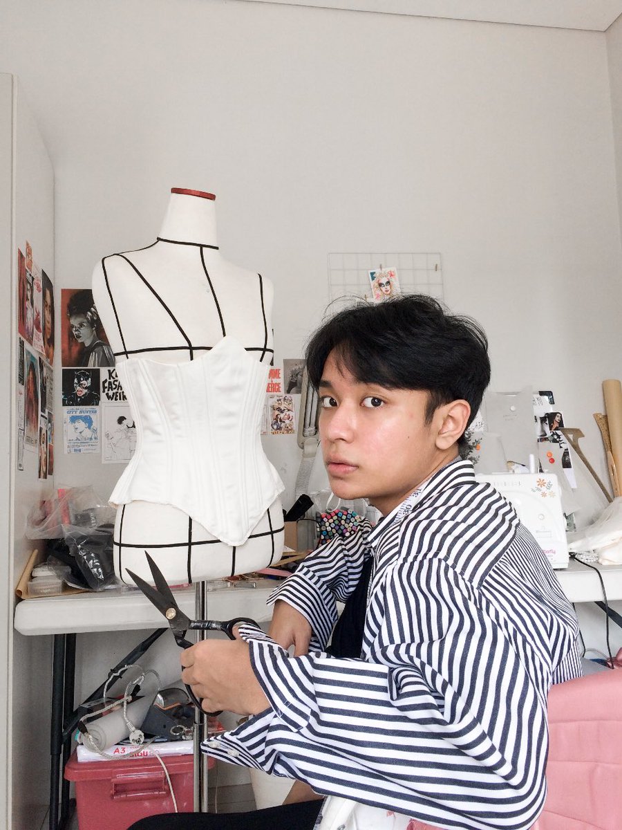 GIVENCHIQUE's tweet photo. fashion to me is a beautiful intersection between creativity, knowledge, theory, and craftsmanship…. it is where you can absolutely see the research and references people put onto their designs… why they picked that particular silhouette or fabric…. https://t.co/0oYjy4HYMD