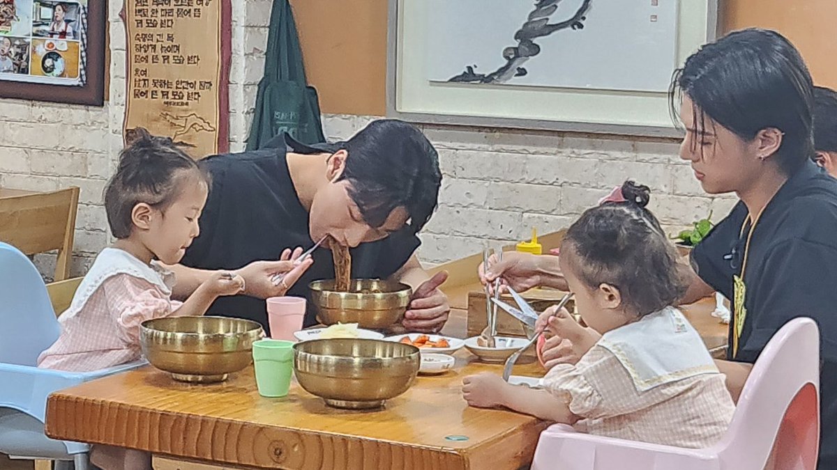 hoshibaengtan's tweet photo. #woosan | taguan ng anak filo au

— coming back from their respective breaks, both of them return with surprises of their own; san with his flourishing career and wooyoung with his daughter. https://t.co/dKRigDKWYX