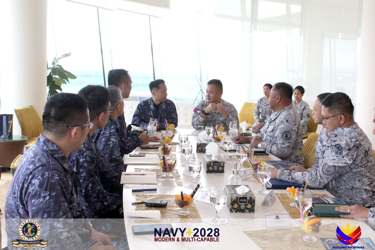PhilFleet's tweet image. PH Fleet fosters naval cooperation with visiting JMSDF
#PhilFleetVanguardofOurSeas
#ModernandMultiCapablePHNavy
#OneAFPOnePhilippines
#StrongAFPStrongPhilippines
#AFPyoucanTRUST
#SundaloSalamatSaSerbisyo