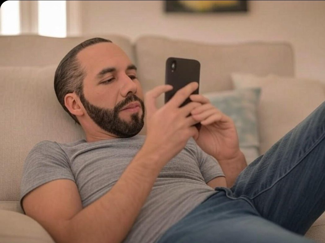 Nosotros al borde de la locura y con ataque de nervios con toda la incertidumbre que estamos viviendo (🇻🇪)..
Nayib Bukele posteando desde su casa: