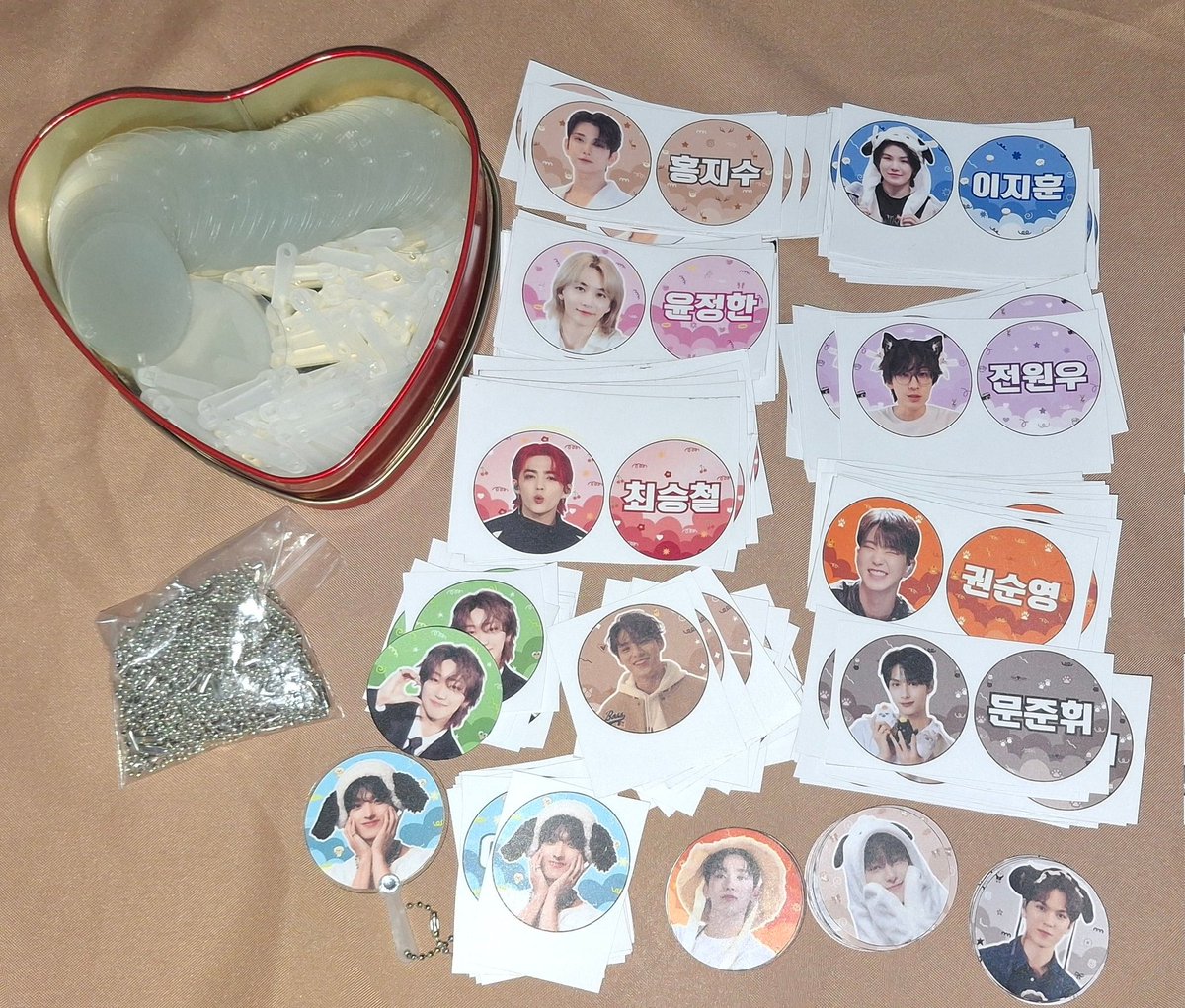 _yoonjoon's tweet photo. Waahhh ang dami hahahaaha goodluck sa kamay namin 😅 sana magustuhan ninyo freebies namin ni @_luvvernon 💙🩷

#SEVENTEEN_RIGHT_HERE_IN_BULACAN #SVT_RIGHT_HERE_IN_BULACAN @pledis_17 @_luvvernon https://t.co/Izn1gZBIkP