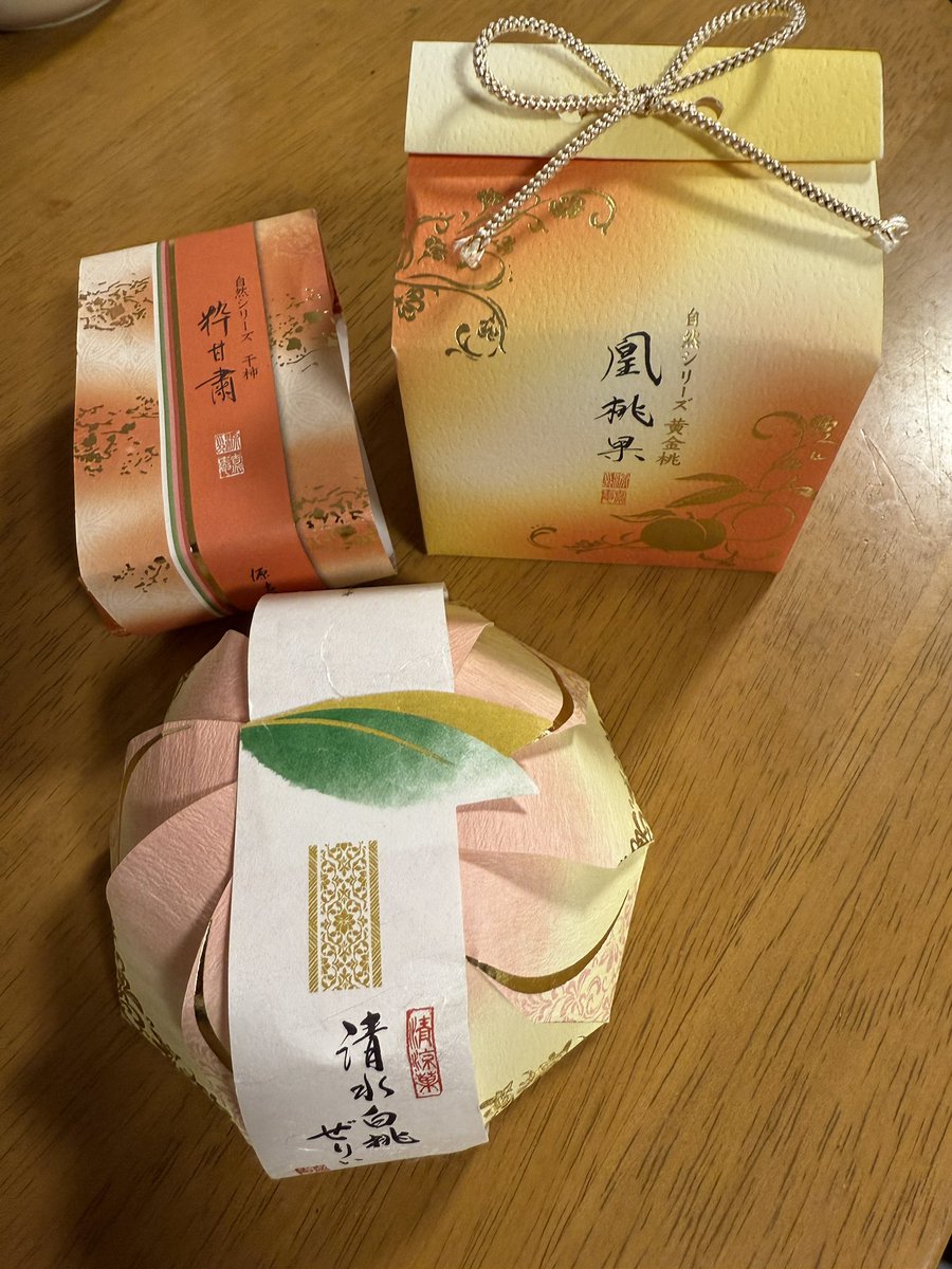 369edo3's tweet photo. ｢宗家 源吉兆庵」
古くは「菓子」といえば「果子」のことをいい、果物や木の実などを指していた 宗家 源吉兆庵では、菓子の原点となった自然の恵み「果実」をまるごと生かし、その季節ならではの果実菓子作りをしている🍵
【粋甘粛】
あめ色の果肉を持つ国産干柿をまるごとひとつ使用した果実菓子👇 https://t.co/Iukyaug0oA