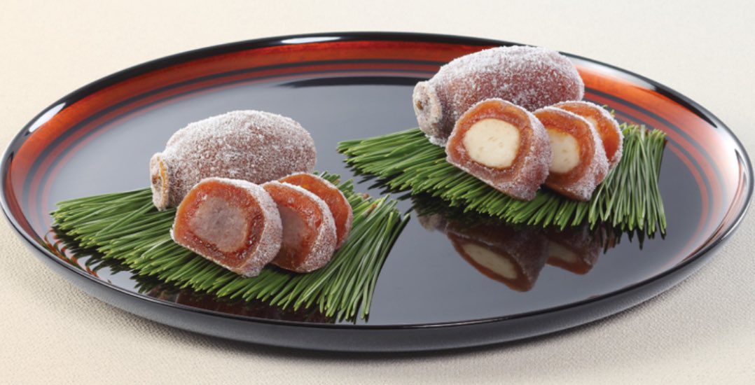 369edo3's tweet photo. ｢宗家 源吉兆庵」
古くは「菓子」といえば「果子」のことをいい、果物や木の実などを指していた 宗家 源吉兆庵では、菓子の原点となった自然の恵み「果実」をまるごと生かし、その季節ならではの果実菓子作りをしている🍵
【粋甘粛】
あめ色の果肉を持つ国産干柿をまるごとひとつ使用した果実菓子👇 https://t.co/Iukyaug0oA