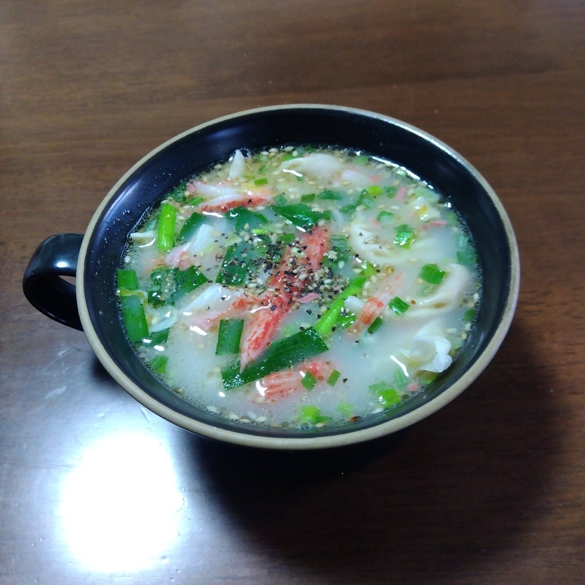 dadan0307's tweet photo. 2025-01-12
今日のまったりランチは『チーズ香る!中華風かにかま＆ニラのワンタン春雨スープ』を作りました～!(^^)!
#おうちごはん
#自炊
#料理好きな人と繋がりたい
#中華
#中華スープ
#ワンタンスープ
#春雨スープ
#かにかまスープ
#チーズスープ
#ニラスープ https://t.co/FvZiuBMiah