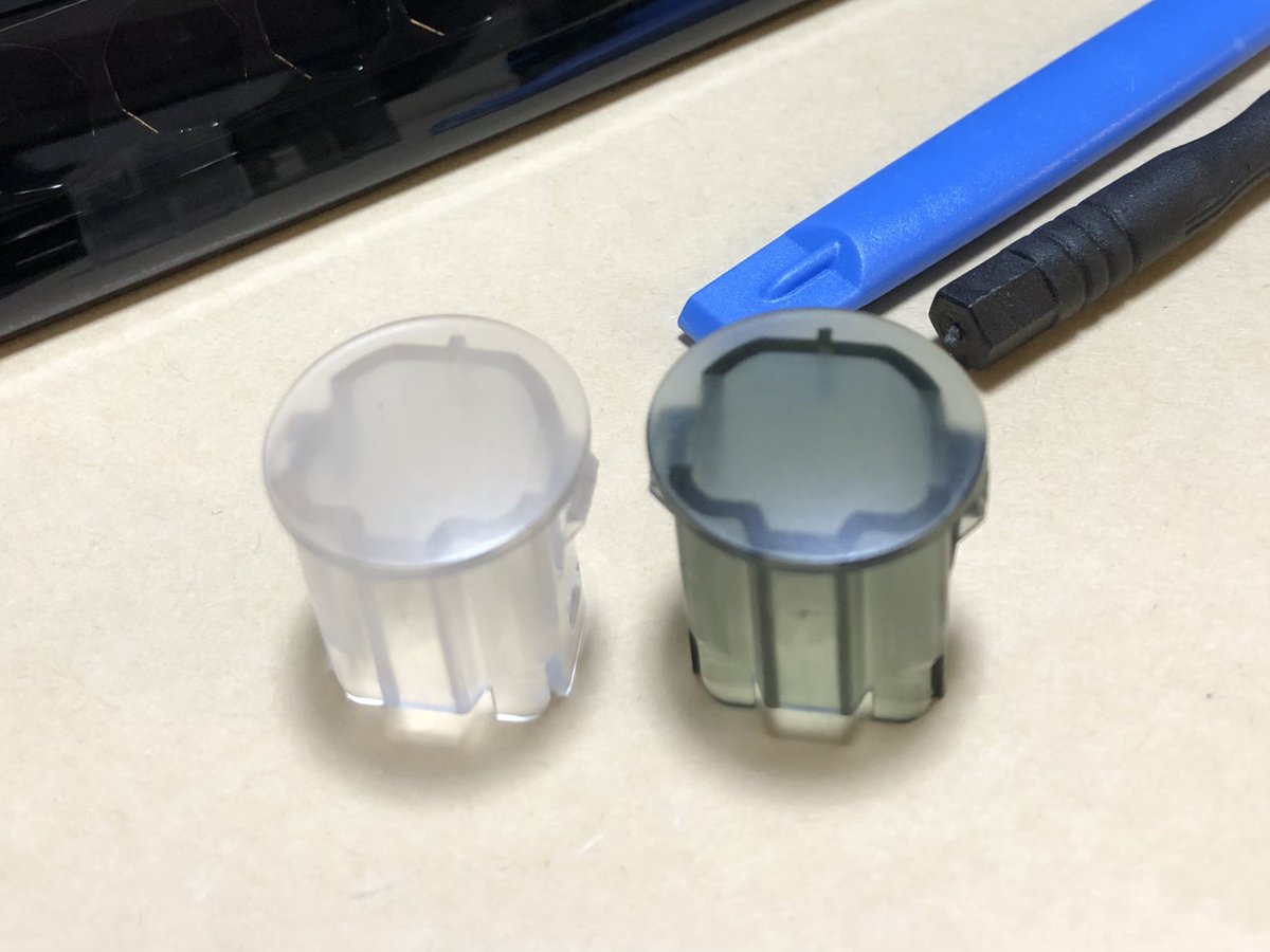 暗色車体にはやや目立ちすぎるかな…と感じていたハイマウントストップランプをスモークレンズにしてみました。落ち着いた雰囲気になって大満足😆

ついでに点消灯タイミングに違和感があったオートライトセンサーのカバーも交換。グレーのカバーが自分の感覚に近いタイミングになる感じでした！