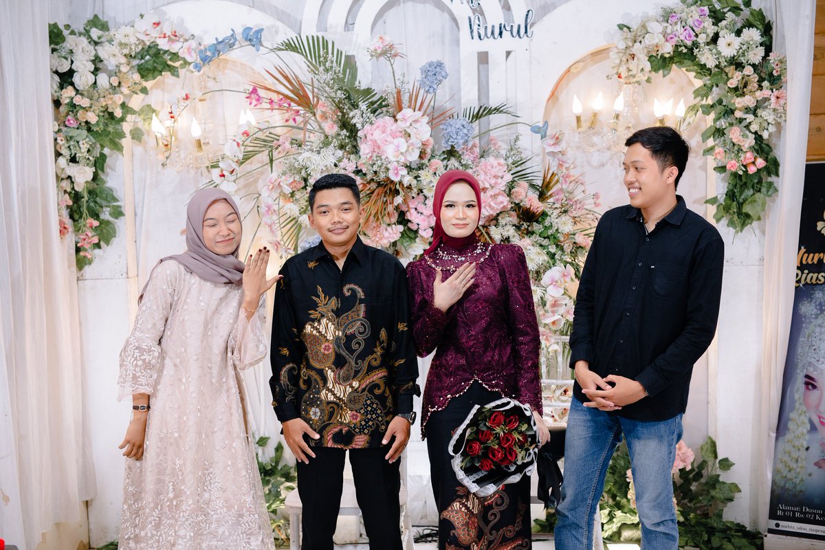 a_lifiani's tweet photo. Waktu berlalu cepat sekali ya? Masih kuingat  suara tetangga depan rumah yg memanggilku karena 2 anak lelaki yg sedang berkelahi. Bertahun kemudian 2 anak lelaki itu sudah bertumbuh dan menemukan pasangannya masing.  2 anak lelaki iku masih terasa seperti 2 adik kecil bagiku https://t.co/NMGcHq16Q7