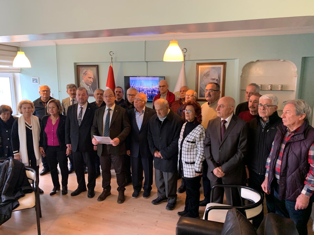 turkalican's tweet photo. Türkiye Emekli Subaylar Derneği (TESUD) Eskişehir Şubesi olarak; haklarında TSK'dan ihraç talebi ile Yüksek Disiplin Kurulu soruşturması yürütülen teğmenler hakkında bir basın açıklaması yaptık.

Açıklamamızda;

- Ortada bir suç olmamasına rağmen "suç üretme çabası" olduğunu, mezuniyet töreni sonrası gerçekleştirilen faaliyetin "emre itaatsizlik" gibi gösterilmeye çalışıldığını, oysa öyle bir suçun işlenmediğini; velev ki iddia edildiği gibi emre itaatsizlik suçu işlendiği kabul edilse bile bu suçun hiçbir şekilde TSK'dan doğrudan ihracı gerektirecek bir suç olmadığını,

- Başkomutanımız Mustafa Kemal ATATÜRK'e bağlılığın sadece Türk Subaylarının değil her TSK personelinin namusu ve şerefi olduğunu, onun dışında hiçbir şahsa, gruba ya da siyasi oluşuma bağlı olunamayacağını; bu anlamda bizlerin de Kuvayı Milliye'nin ve Mustafa Kemal'in askeri olduğumuzu, hiç birimizin Kuvayı İnzibatiye'nin askeri olmadığımızı ve olmayacağımızı,

- Teğmenlerimizin "Mustafa Kemal'in askerleriyiz" şeklindeki haykırmalarının soruşturulacak değil, alkışlanacak bir davranış olduğunu,

- Ortada bir suç olmamasına rağmen o teğmenler hakkında ihraç kararı çıkması halinde, tarihin, asıl o kararın altında imzası bulunanları affetmeyeceğini; Yüksek Disiplin Kurulu'nun bu bilinç ve anlayış içinde, hukuka, yasalara, adalete ve vicdana uygun karar vereceğine inandığımızı,

- Bugün 40 bin kişinin katili bir teröristin cezaevinden çıkarılması ve hatta Yüce Türk Meclisi'nde konuşturulmasının yolları aranırken, "laik, demokratik Türkiye Cumhuriyeti’nin bağımsızlığına, ülkenin bölünmez bütünlüğüne, yüce Türk ulusunun namus ve şerefine, aziz vatanın bir karış toprağına uzanacak eller karşılarında bizi bulacaktır" diyen teğmenleri TSK'dan ihraç gayretinin bizlere çok manidar geldiğini
vurguladık.

Açıklamamızda, bir program vesilesiyle Eskişehir'de bulunan Atatürkçü Düşünce Derneği (ADD) Genel Başkanı Sn. Hüsnü BOZKURT, Eskişehir ADD Şubesi Bşk. Sn. Cihan TAŞAR, "Adaletin Hukuku ve Parlamenter Demokrasi İdeali Derneği (AHPADİ) Bşk. Sn. Av. Mehmet EKTAŞ da destek verdiler.
Kendilerine içten teşekkürlerimizi ve saygılarımızı sunuyoruz.
@add_genelmerkez @HsnBozkurt @EskisehirAdd  @Av_MehmetEktas @TesudMerkez