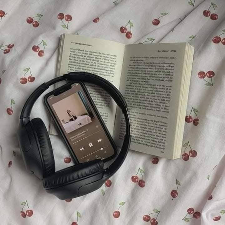 amsay_says's tweet photo. Music and Books are my safe place 🎧 📚